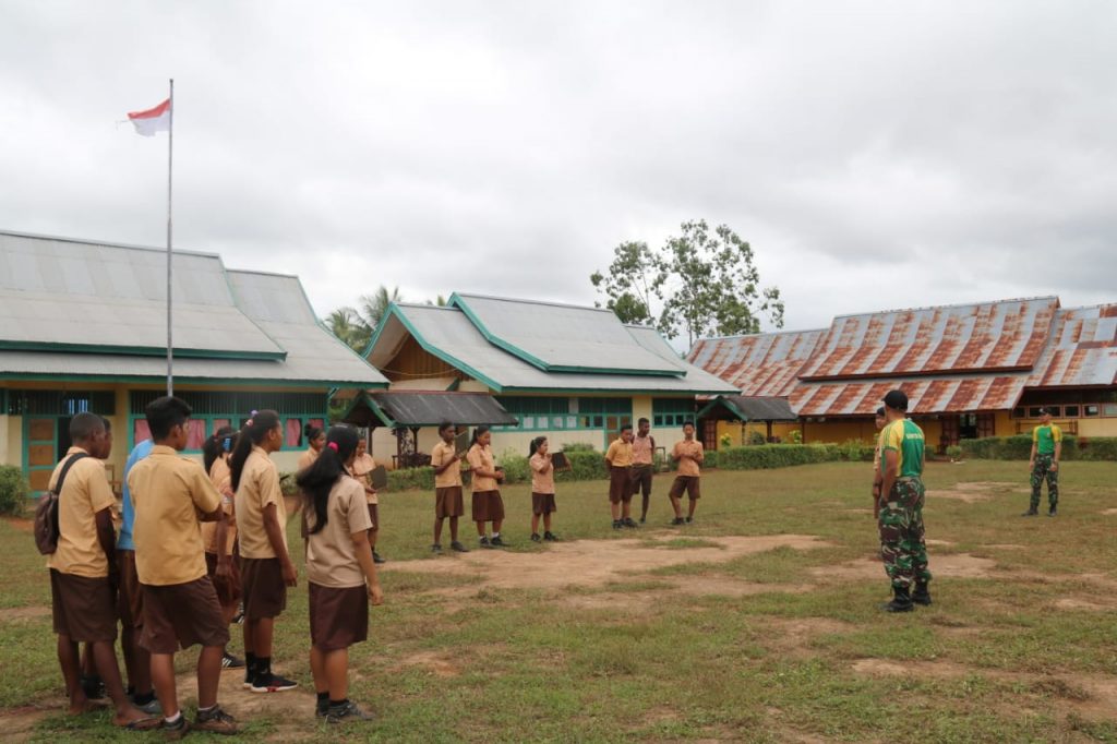 Prajurit TNI Yonif 411 Latih Pelajar SMP Perbatasan RI-PNG Tata Cara Upacara Bendera