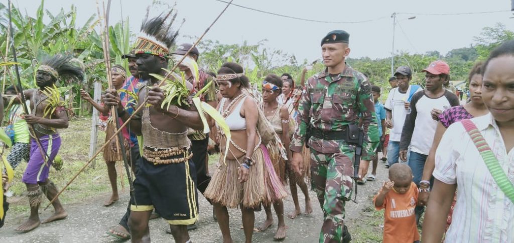Sukseskan Acara Krisma, Satgas Yonif R 300 Jaga Kerukunan  Umat Beragama Di Papua