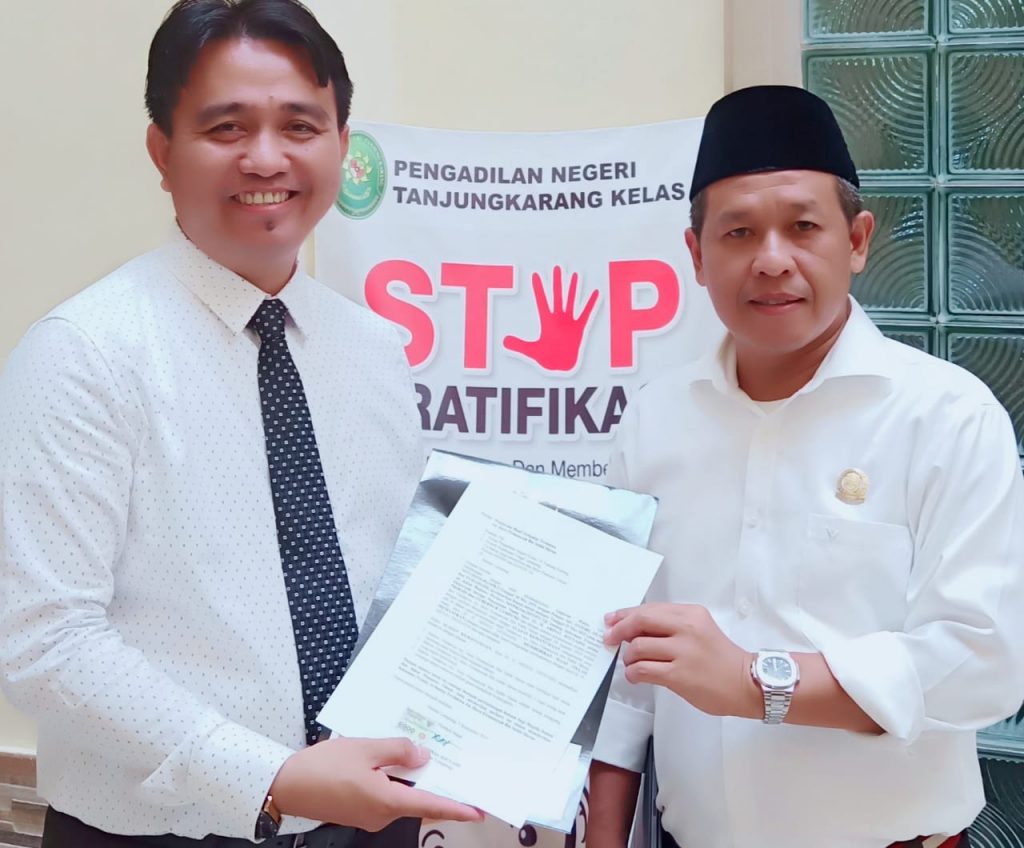 Kuasa Hukum Gubernur Bacakan Surat Pemberian Maaf Dari Gubernur Lampung Di Persidangan