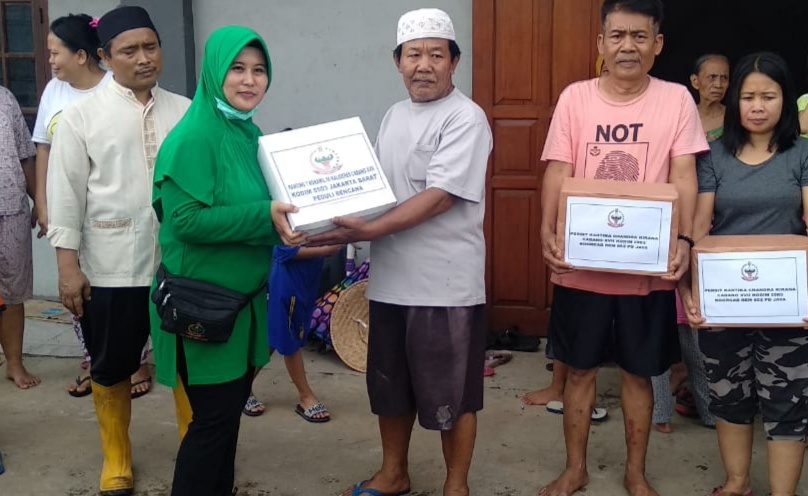 Peduli Banjir, Ketua Persit KCK Cab XVII/JB Korcab Rem 052 PD Jaya Serahkan Bantuan Sembako