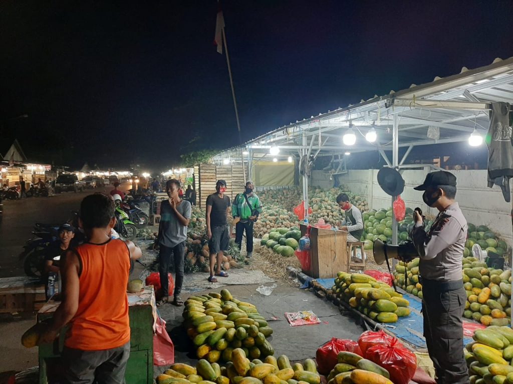 Di Masa AKB, Personel Ditbinmas Polda Banten Himbau Masyarakat Di Pasar Rau
