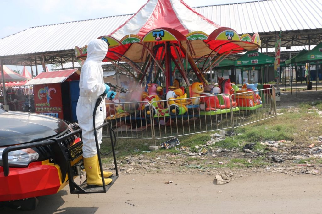 Den Gegana Brimob Banten Semprotkan Disinfektan Di Taman Dan Pasar Di Kota Serang