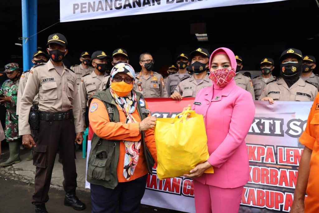 Kasektukpa Brigjen Pol. Mardiaz Kusin Dwihananto Berikan Bingkisan Dan Dukungan Doa Kepada Korban Banjir Bandang di Sukabumi