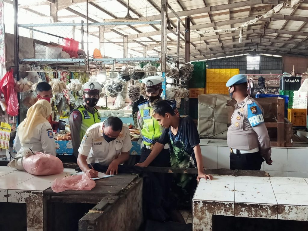 Disiplinkan Protokol Kesehatan, Polda Banten Gelar Operasi Yustisi Di Pasar Sentiong