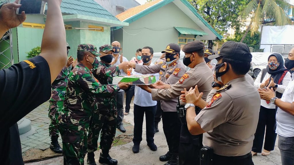 Hut TNI Ke 75 Polsek Tambora Berikan Kejutan Koramil 02