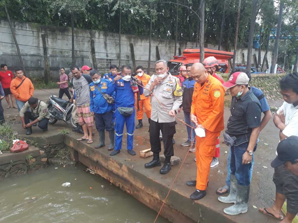 Mayat Bocah (4,5th) Berhasil Dievakuasi BPBD Bersama Bhabinkamtibmas Polsek Jatiuwung Polres Metro Tangerang Kota