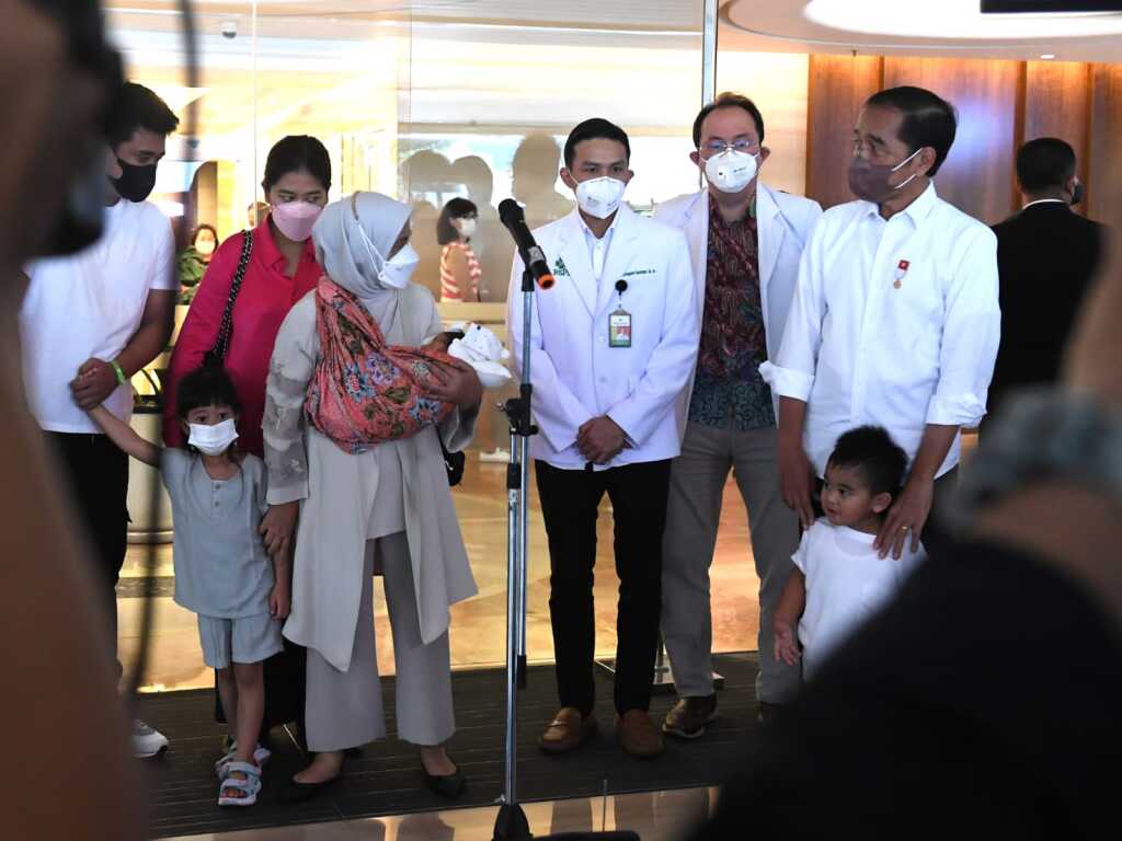 Presiden Jokowi dan Ibu Iriana Jemput Cucu Kelima