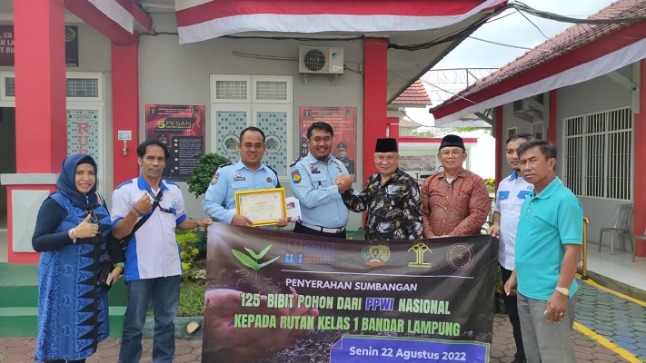 Ketum PPWI Silaturahmi dan Serahkan 125 Bibit Pohon ke Rutan Kelas 1 Way Hui Bandar Lampung