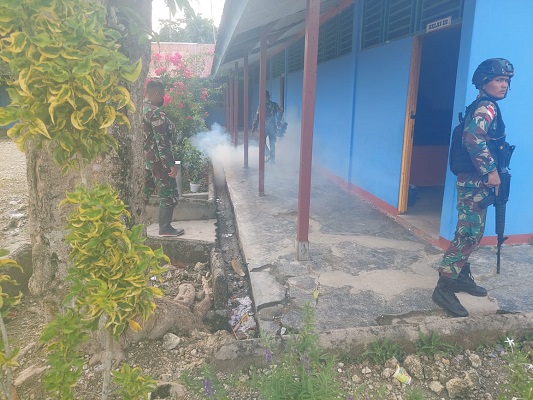 Berantas Bibit Malaria di Wilayah Perbatasan Papua, Satgas Yonif 126/KC Laksanakan Fogging Keliling Kampung